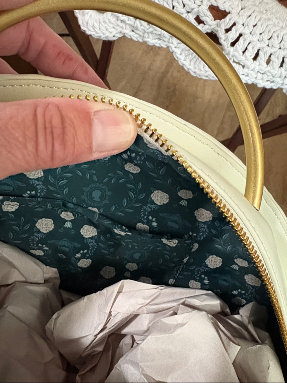 Loungefly Bridgerton Ivory Shell-Shaped Top Handle Bag with Gold Medallions NWT - Picture 6 of 6